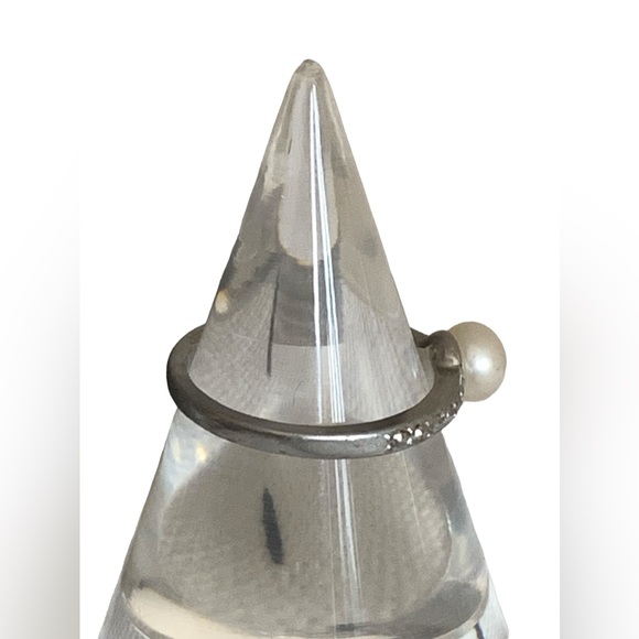 Simulated White Pearl Silver Tone Fashion Ring Women’s Costume Jewelry - Picture 3 of 6